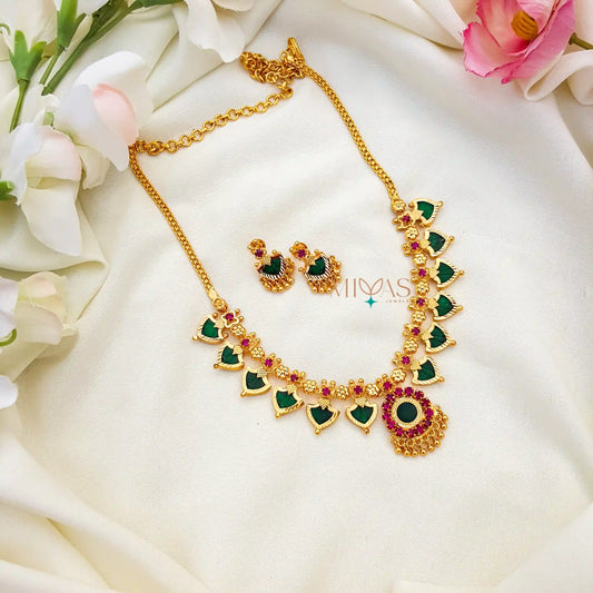 Beautiful Kemp & Green Stone Necklace