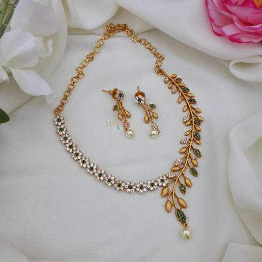 Awesome Leafy Design Necklace