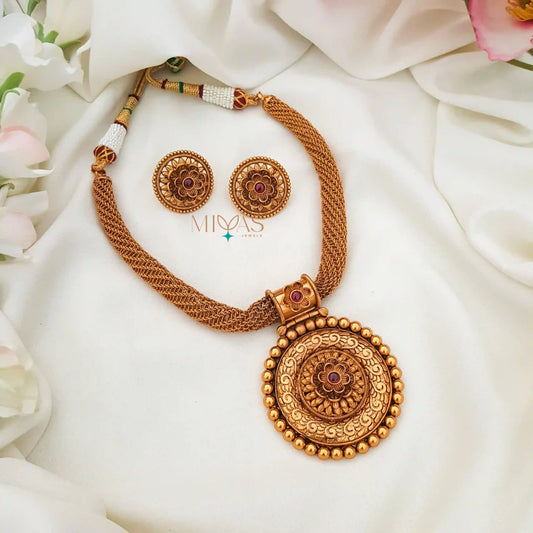 Breathtaking Design Round Pendant Necklace