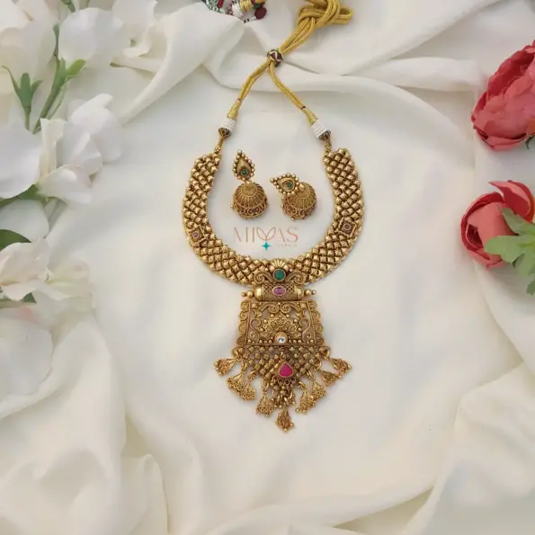 Adorable Design Kemp Stone Antique Necklace