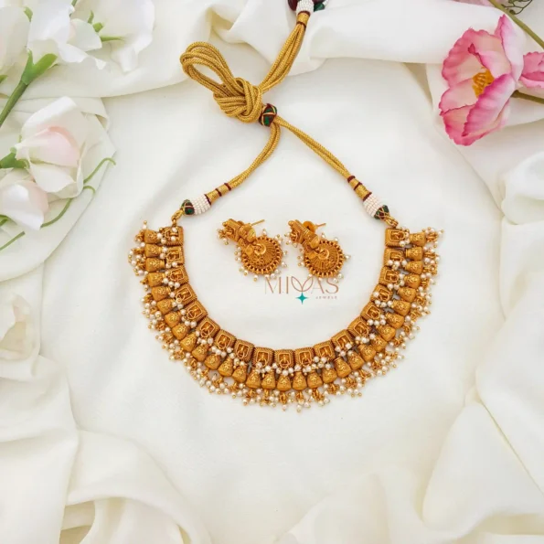 Royal And Elegant Look Pearl Necklace